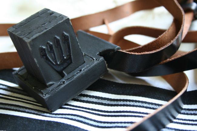 Tefillin (phylacteries), How to put on Tefillin